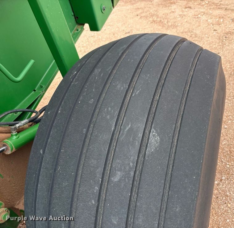 image for item DY2503 2007 John Deere 468 MegaWide Plus round baler