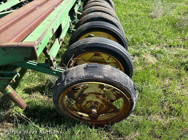 image for item DY2513 John Deere LZ812 grain drill