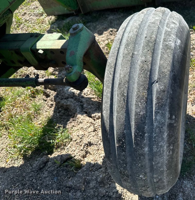 image for item EB2565 John Deere 4040 tractor