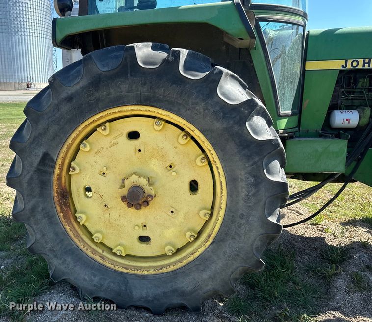 image for item EB2565 John Deere 4040 tractor