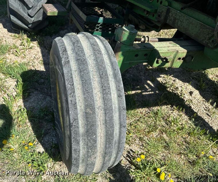 image for item EB2568 John Deere 2640 tractor