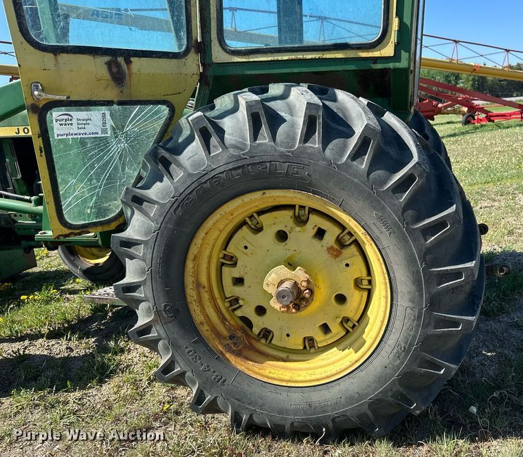 image for item EB2568 John Deere 2640 tractor