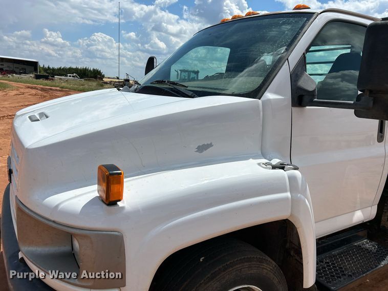 image for item EC1383 2005 GMC C5500 flatbed truck