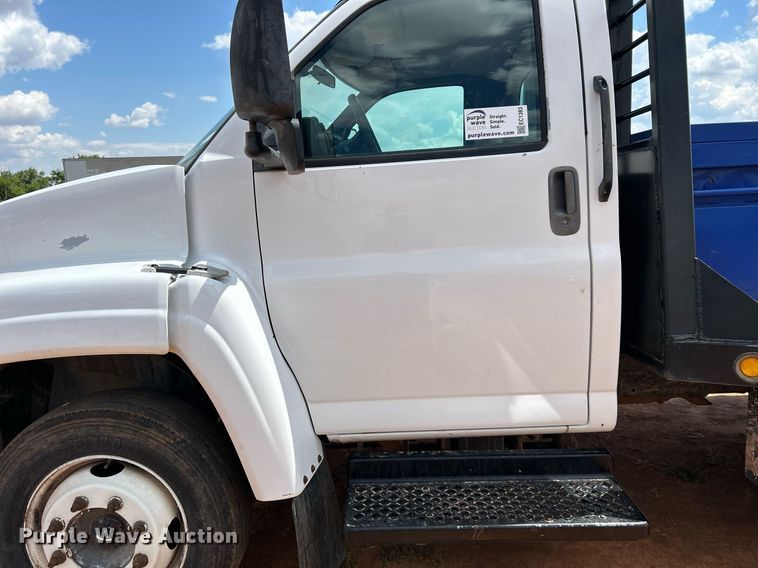 image for item EC1383 2005 GMC C5500 flatbed truck