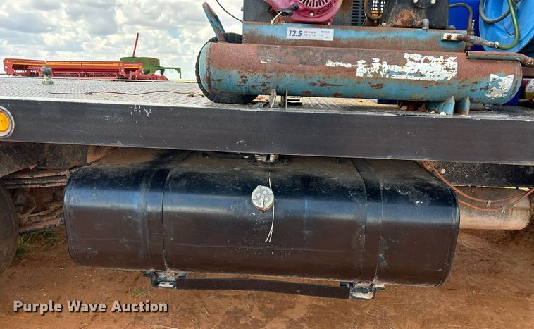 image for item EC1383 2005 GMC C5500 flatbed truck