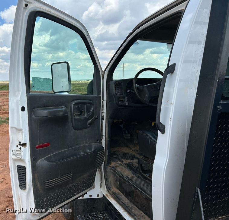 image for item EC1383 2005 GMC C5500 flatbed truck