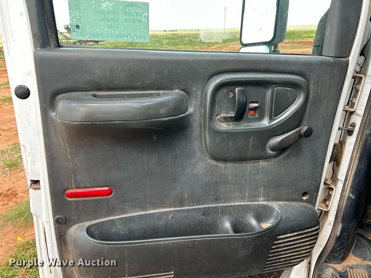 image for item EC1383 2005 GMC C5500 flatbed truck