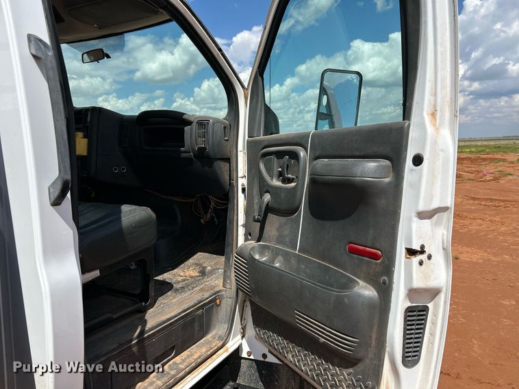 image for item EC1383 2005 GMC C5500 flatbed truck