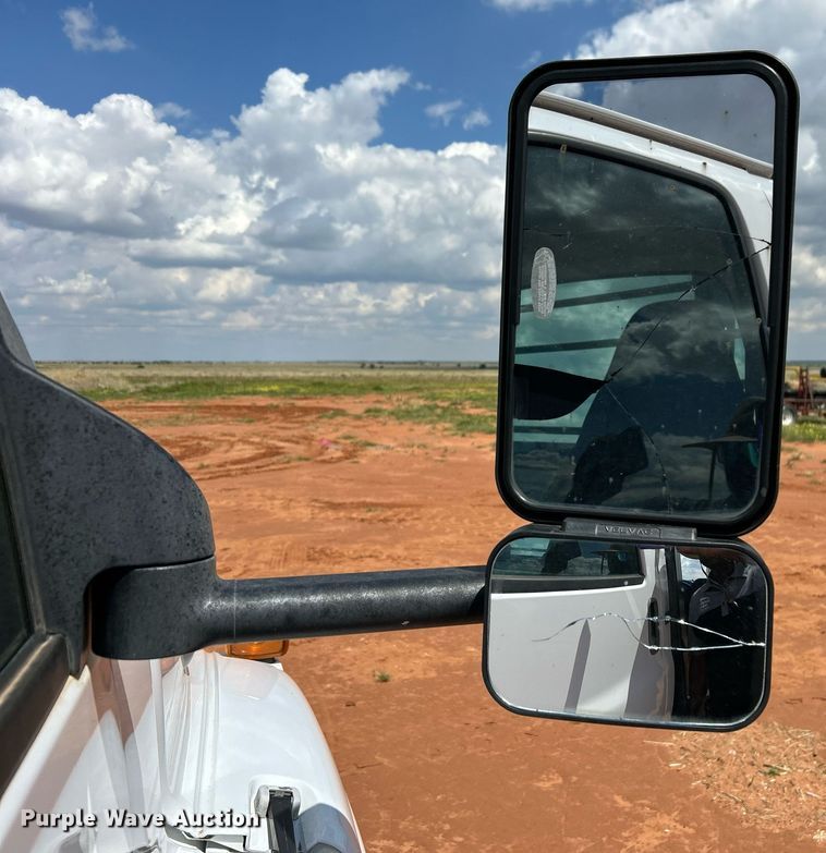 image for item EC1383 2005 GMC C5500 flatbed truck