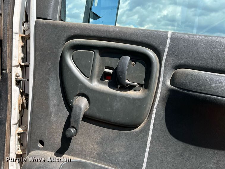 image for item EC1383 2005 GMC C5500 flatbed truck