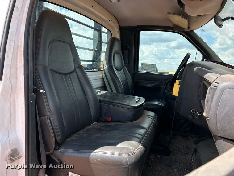 image for item EC1383 2005 GMC C5500 flatbed truck