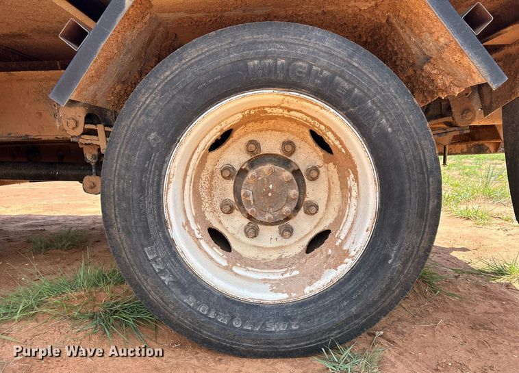 image for item EC1383 2005 GMC C5500 flatbed truck