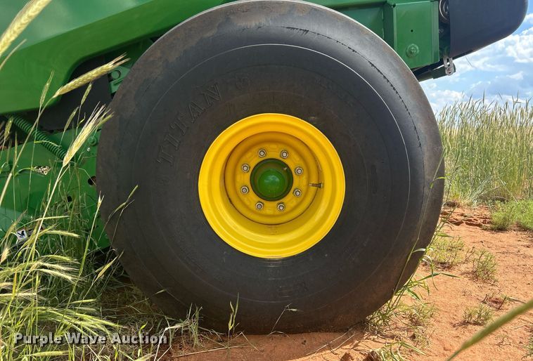 image for item EC1385 2021 John Deere 460M round baler