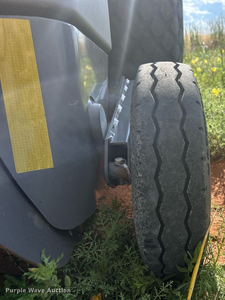 image for item EC1386 2017 Massey Ferguson 2290 large square baler