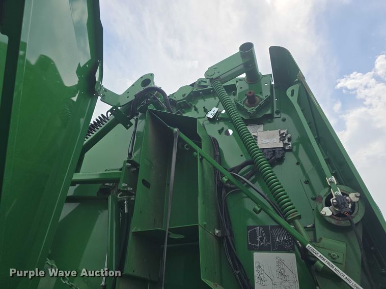 image for item EF3517 2020 John Deere 560R Premium round baler