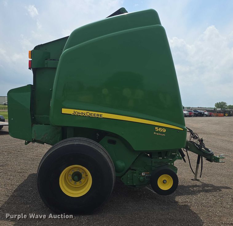 image for item EF3518 2014 John Deere 569 Premium round baler