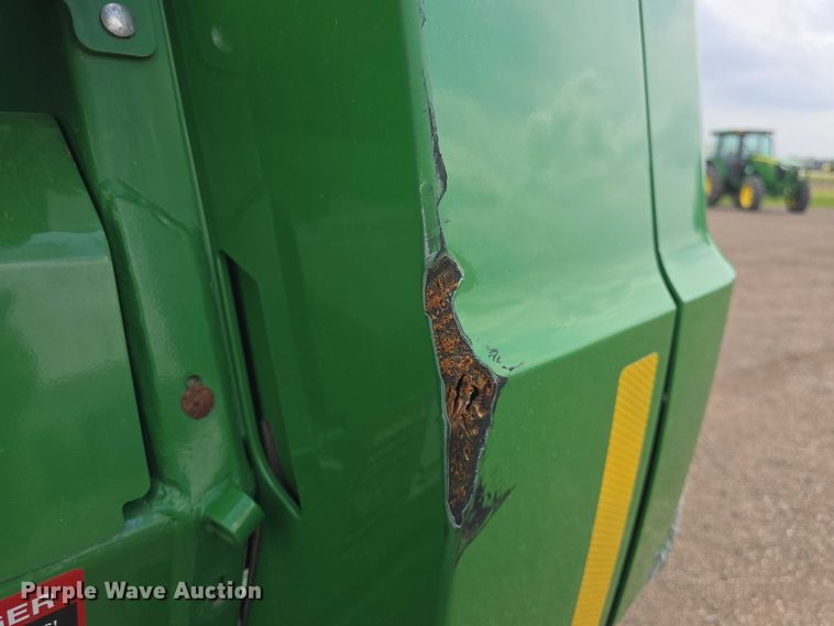 image for item EF3518 2014 John Deere 569 Premium round baler