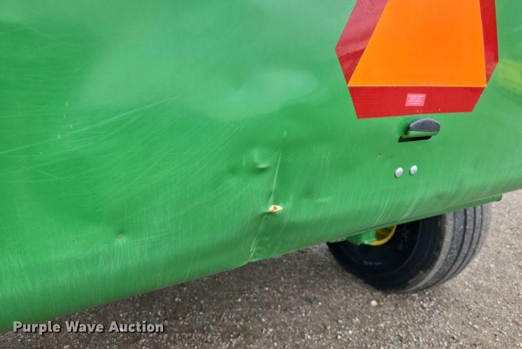 image for item EF3518 2014 John Deere 569 Premium round baler