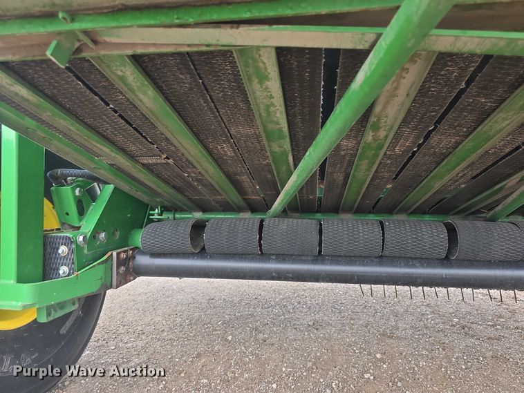 image for item EF3518 2014 John Deere 569 Premium round baler