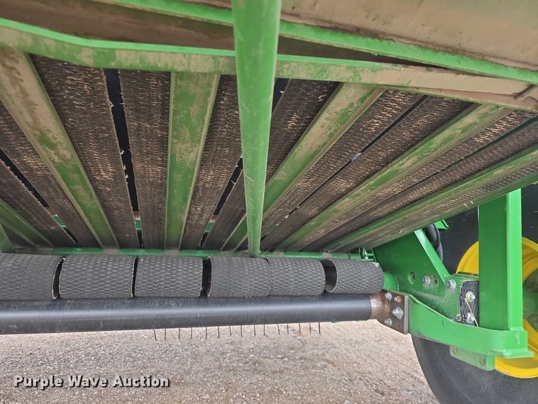 image for item EF3518 2014 John Deere 569 Premium round baler