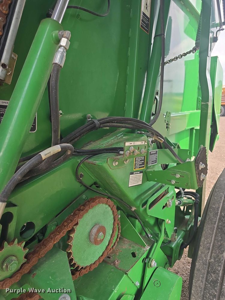 image for item EF3518 2014 John Deere 569 Premium round baler