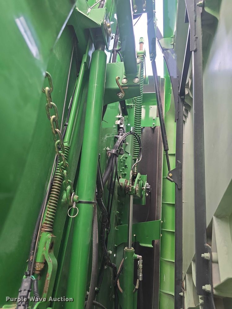 image for item EF3518 2014 John Deere 569 Premium round baler