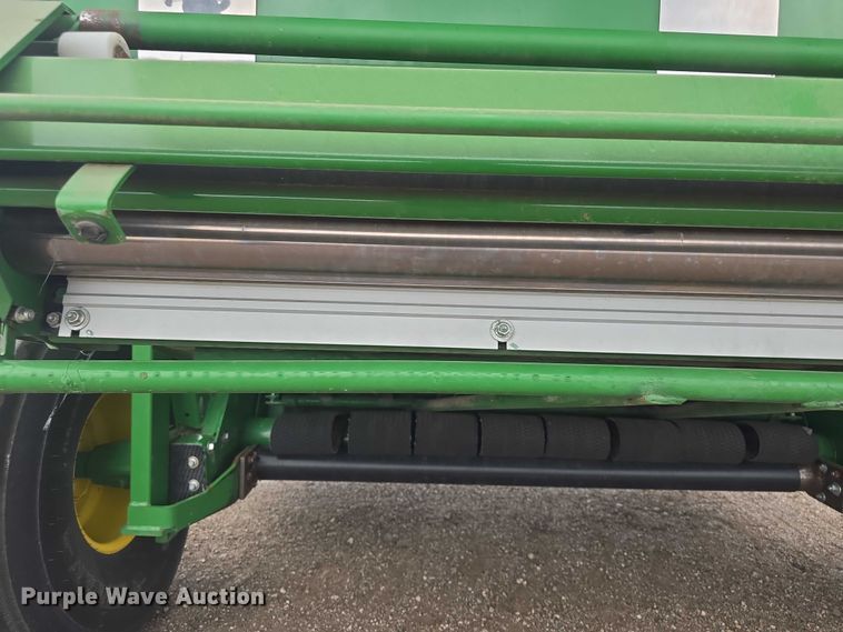 image for item EF3518 2014 John Deere 569 Premium round baler