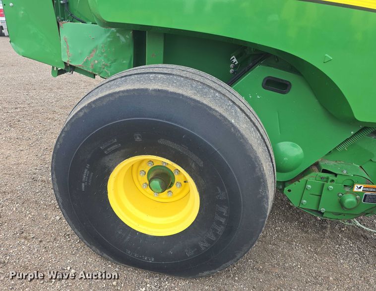 image for item EF3518 2014 John Deere 569 Premium round baler