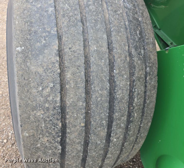 image for item EF3518 2014 John Deere 569 Premium round baler
