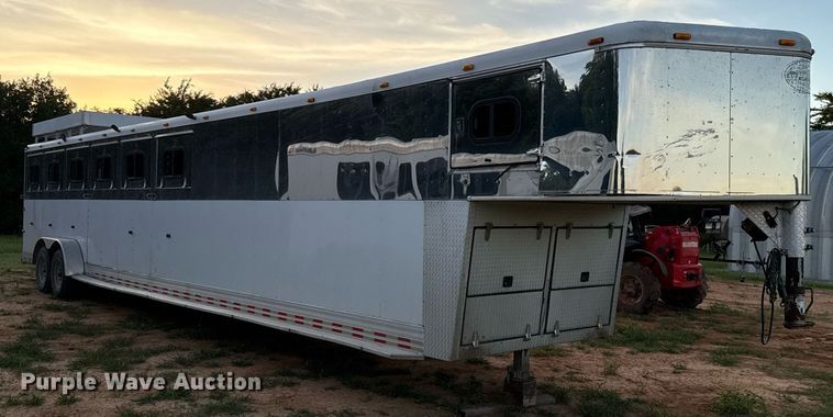 image for item EJ4555 2001 Sundowner horse trailer