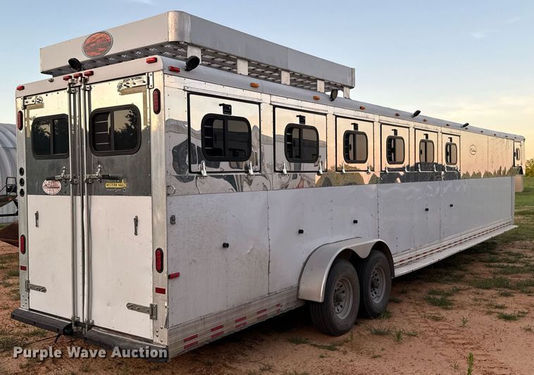 image for item EJ4555 2001 Sundowner horse trailer