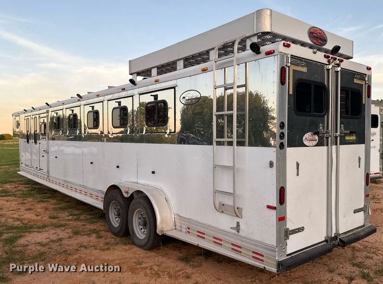 image for item EJ4555 2001 Sundowner horse trailer
