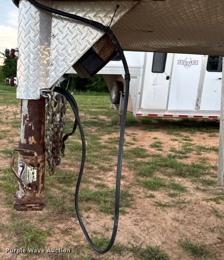 image for item EJ4555 2001 Sundowner horse trailer