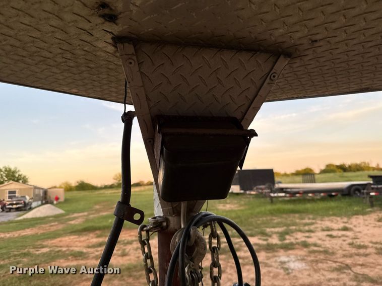 image for item EJ4555 2001 Sundowner horse trailer