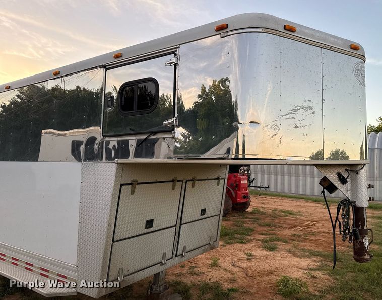 image for item EJ4555 2001 Sundowner horse trailer