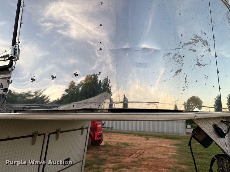 image for item EJ4555 2001 Sundowner horse trailer