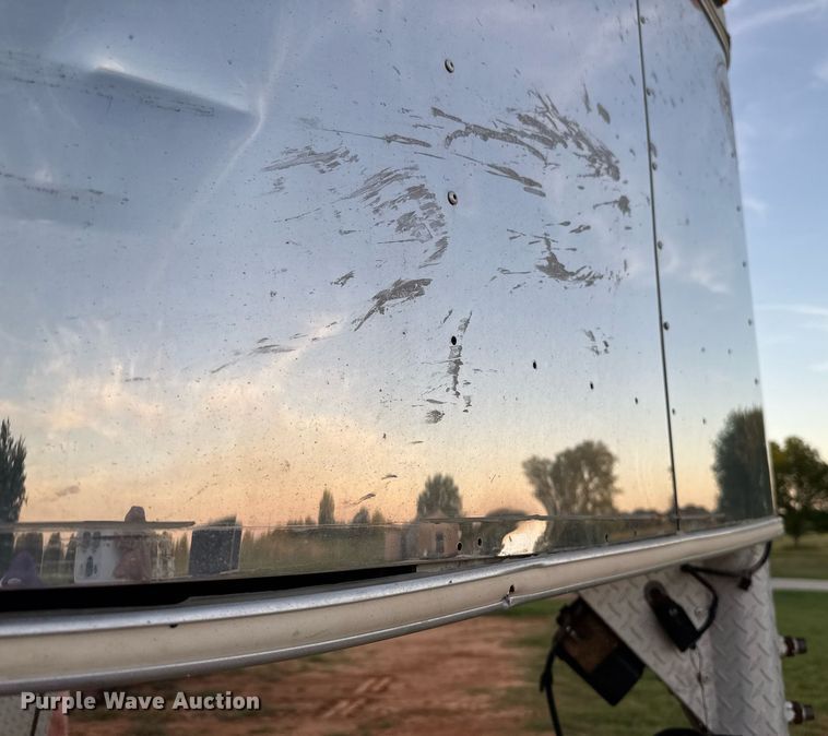 image for item EJ4555 2001 Sundowner horse trailer