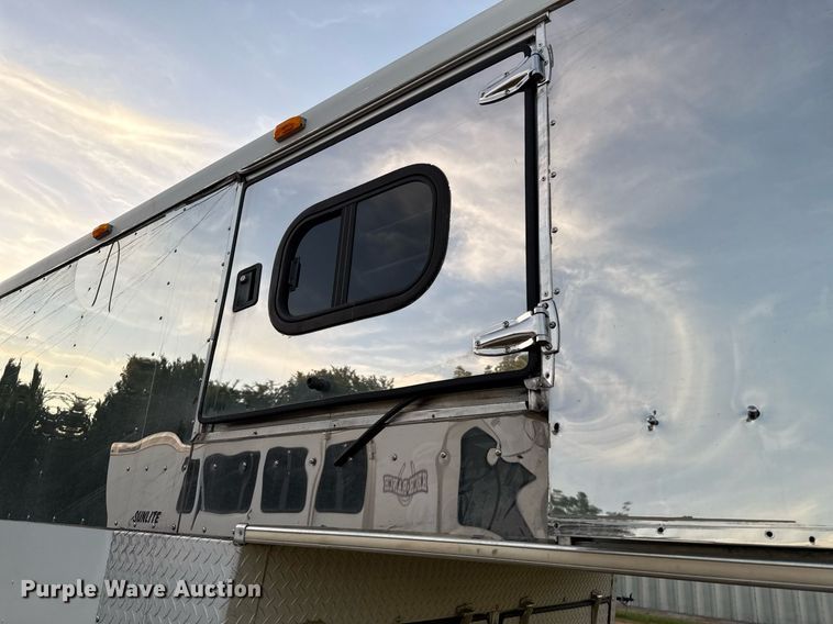 image for item EJ4555 2001 Sundowner horse trailer