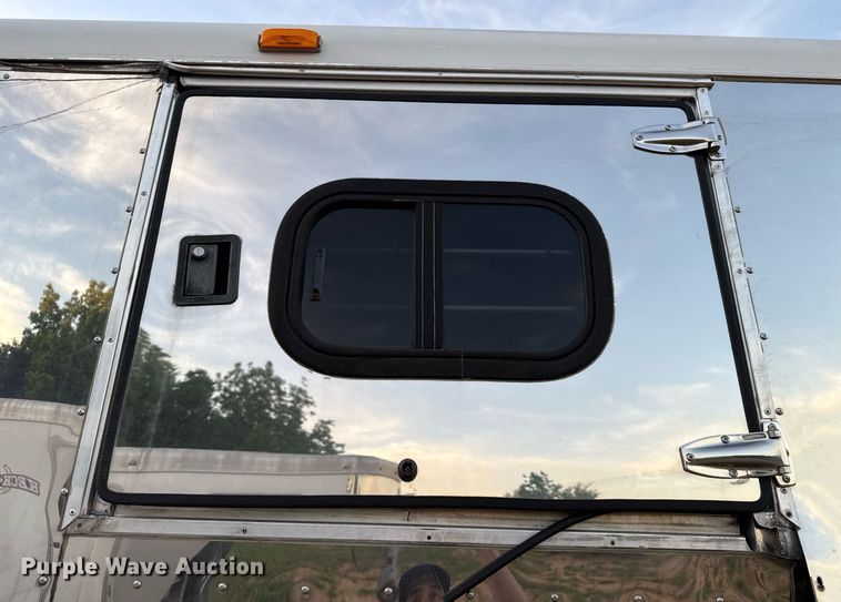 image for item EJ4555 2001 Sundowner horse trailer