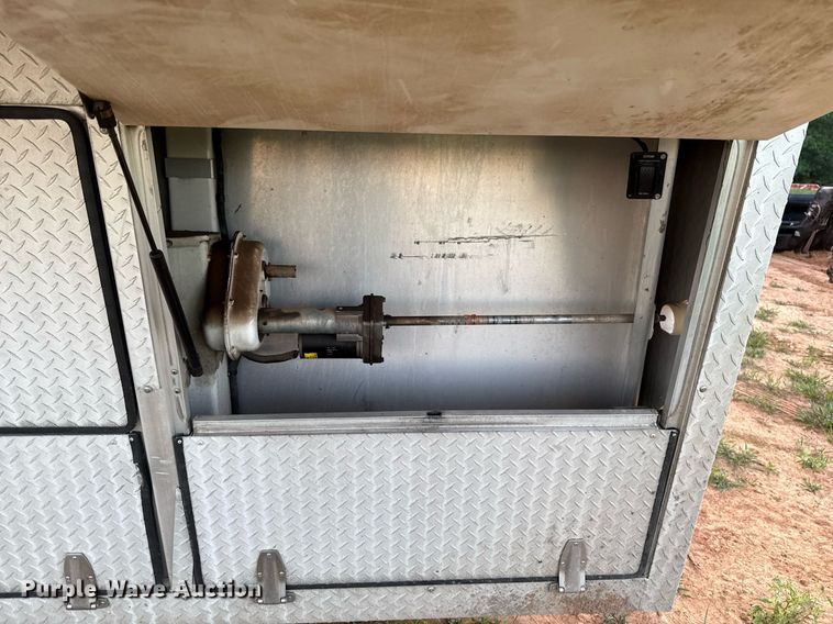 image for item EJ4555 2001 Sundowner horse trailer