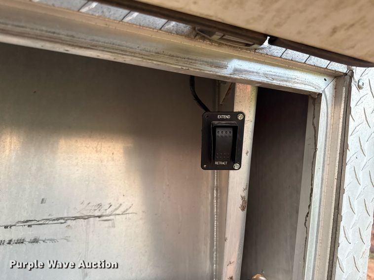 image for item EJ4555 2001 Sundowner horse trailer