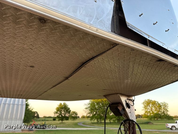 image for item EJ4555 2001 Sundowner horse trailer