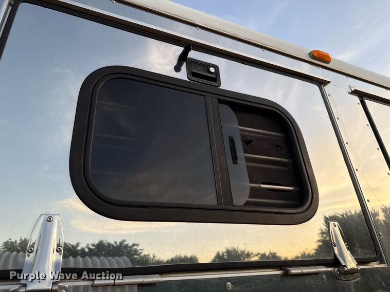 image for item EJ4555 2001 Sundowner horse trailer