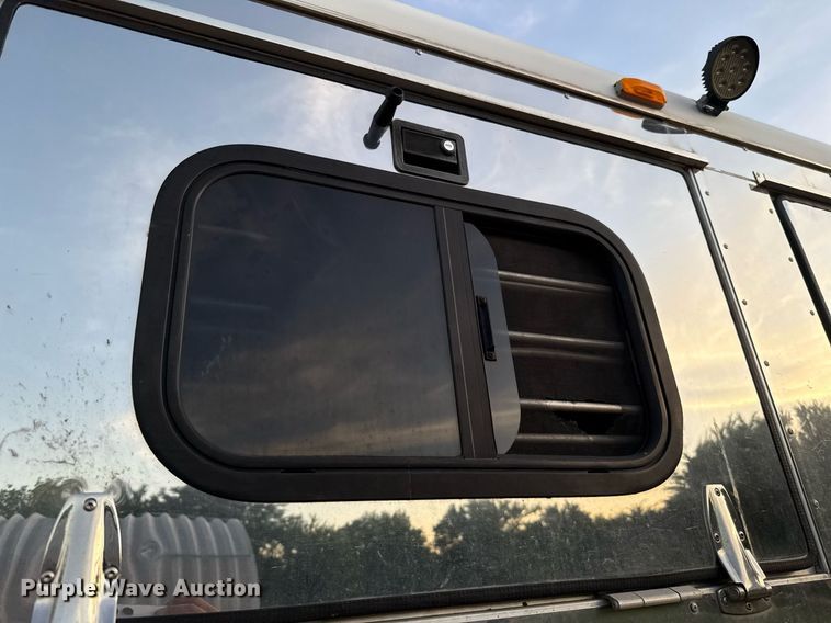 image for item EJ4555 2001 Sundowner horse trailer