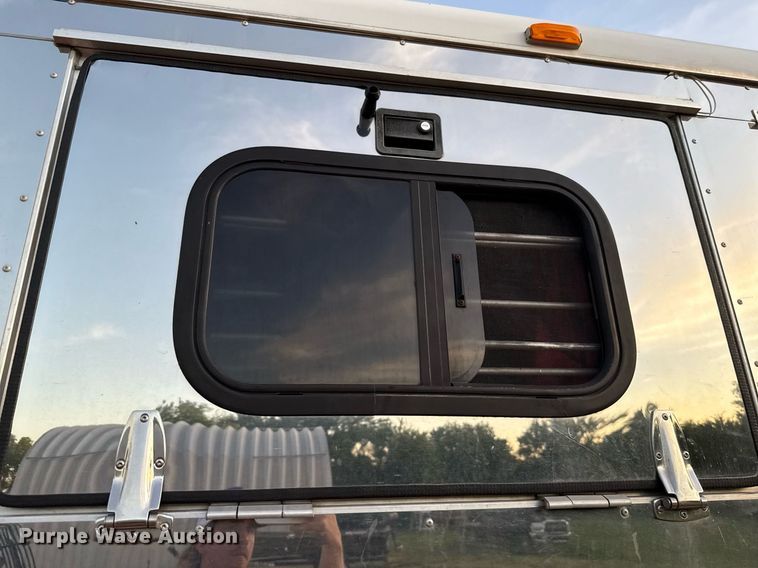 image for item EJ4555 2001 Sundowner horse trailer