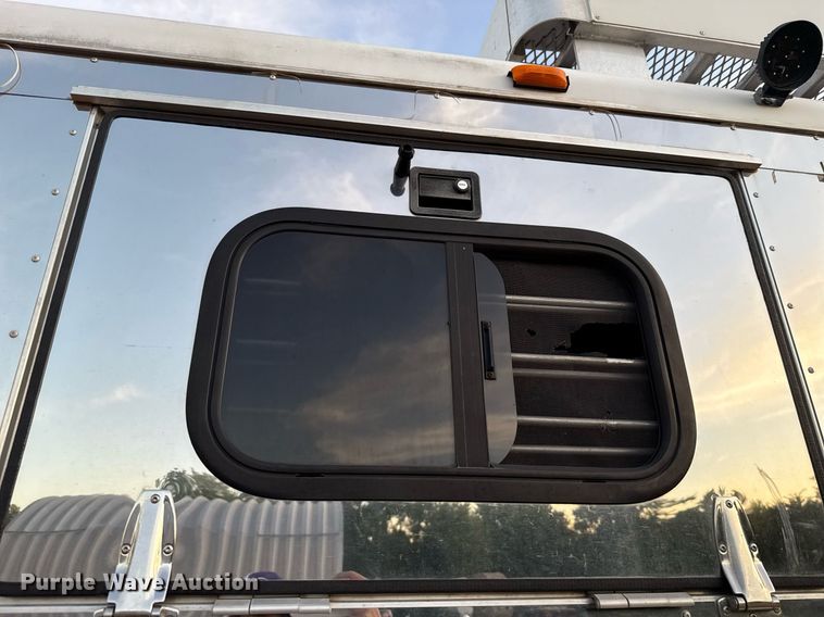 image for item EJ4555 2001 Sundowner horse trailer