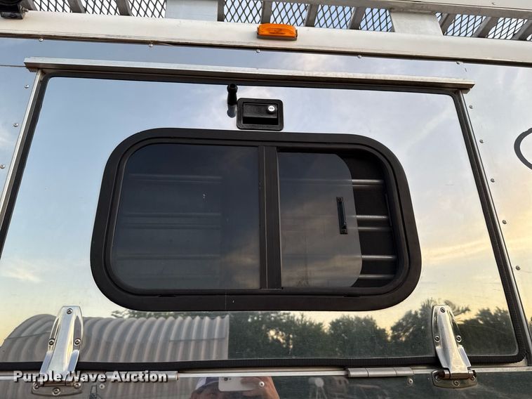 image for item EJ4555 2001 Sundowner horse trailer