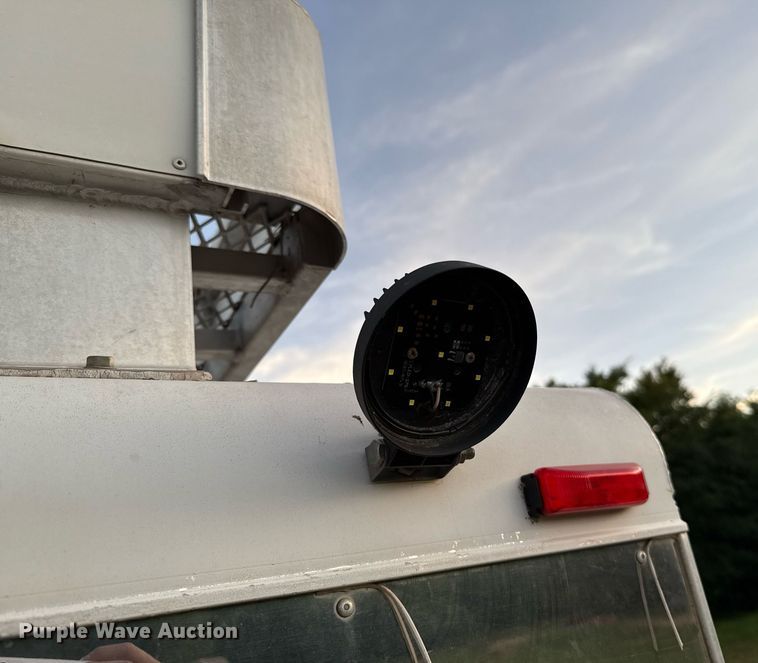 image for item EJ4555 2001 Sundowner horse trailer