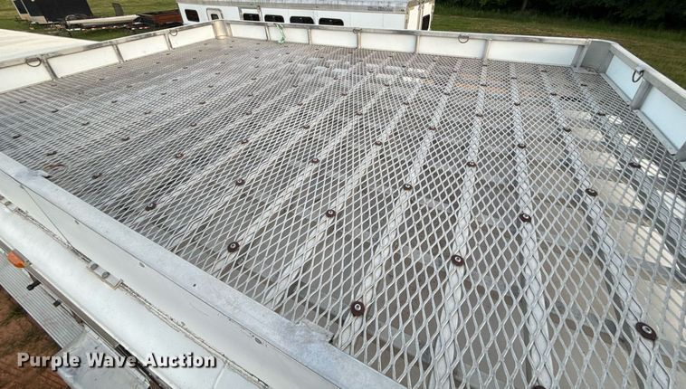 image for item EJ4555 2001 Sundowner horse trailer