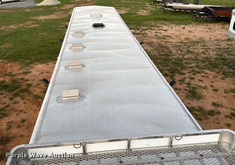 image for item EJ4555 2001 Sundowner horse trailer